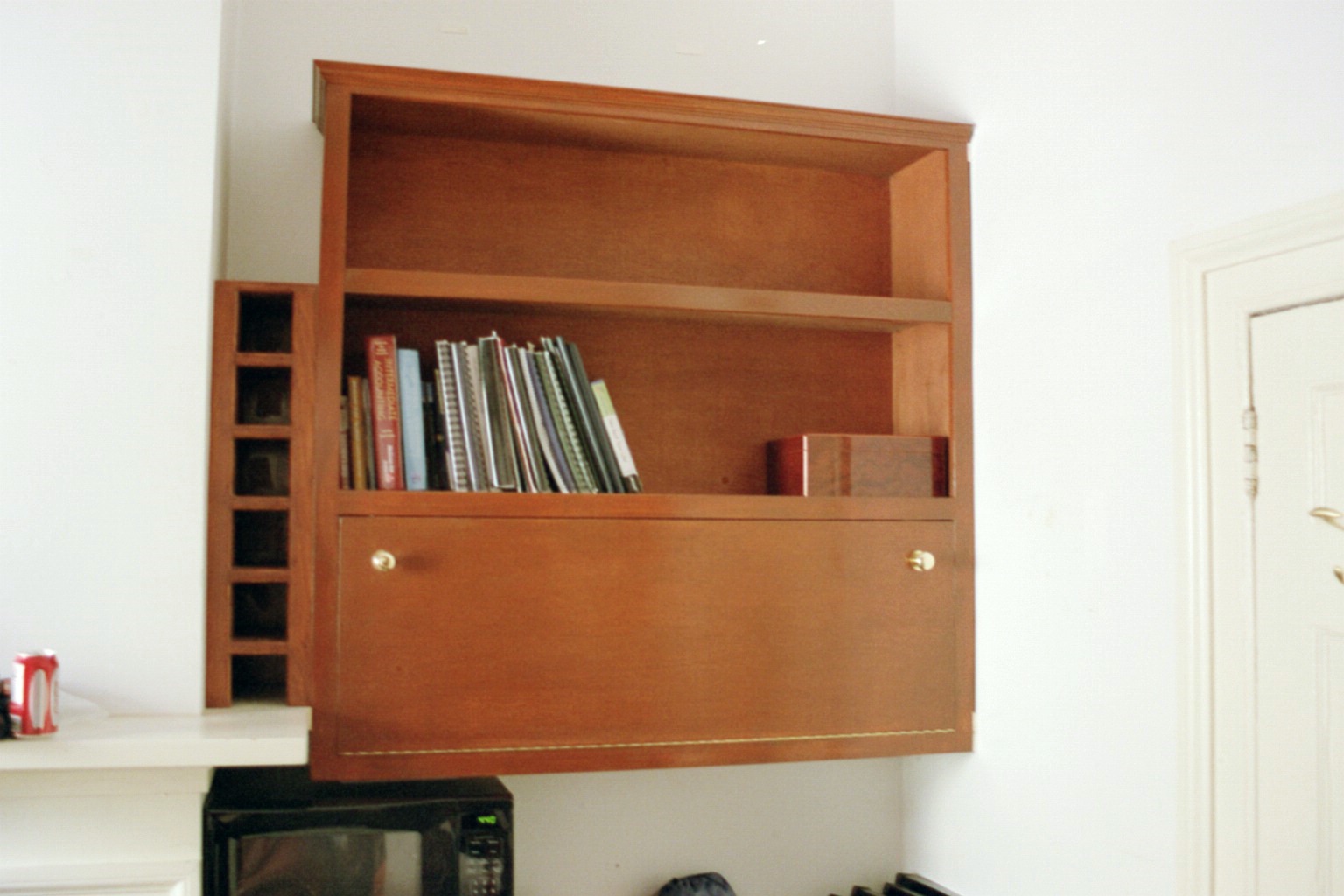 Wall cabinet with cubby